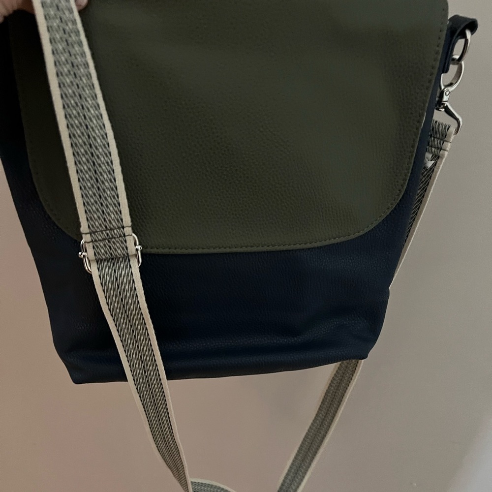 Matching shoulder bag / wallet (both included)